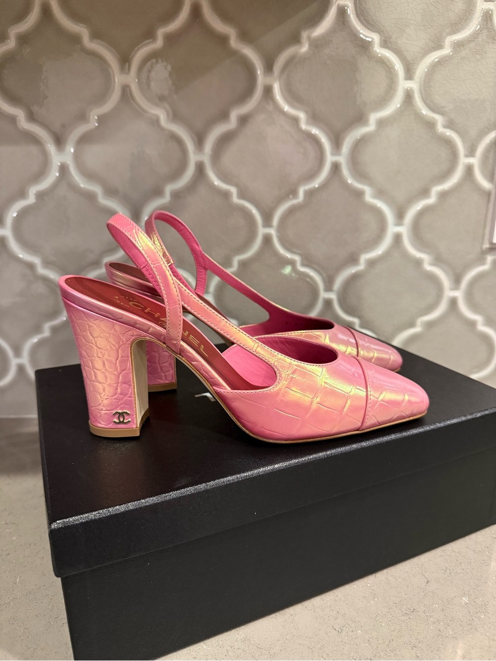 BNWT Chanel 26K Crocodile Embossed Iridescent Pink Slingback Size 36.5